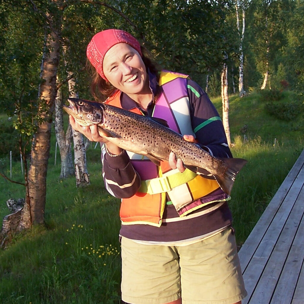 Kvinna som håller i en öring.