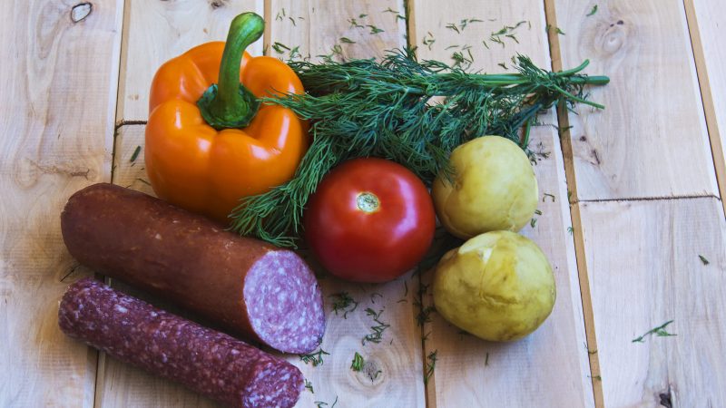 Korv, paprika, tomat och potatis
