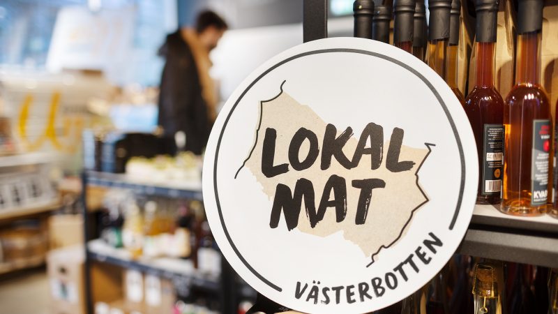 Skylt för Lokal Mat Västerbotten vid hylla i butik