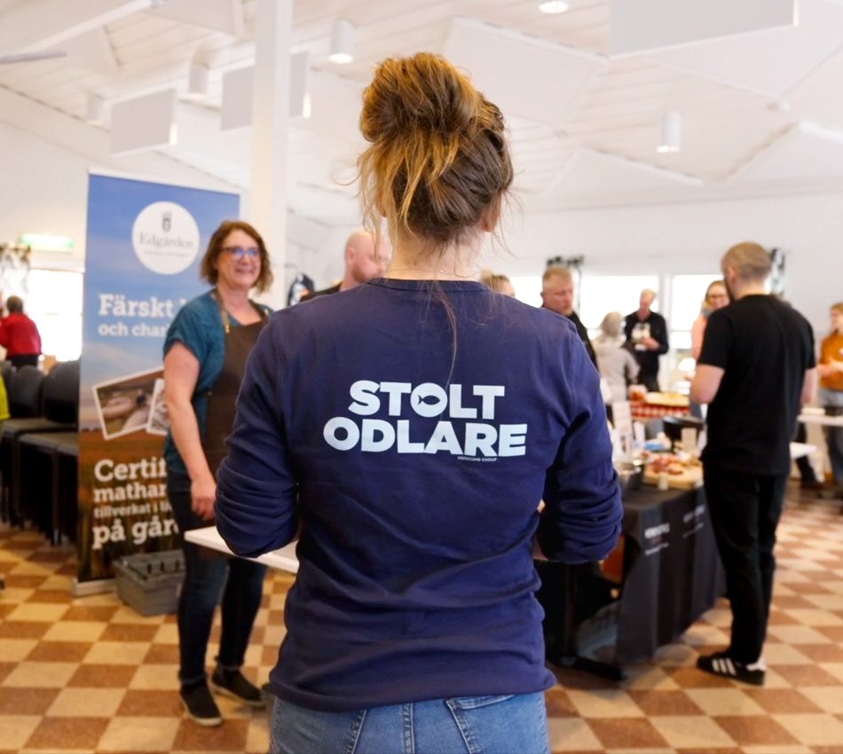 Kvinna med texten "stolt odlare" på ryggen.